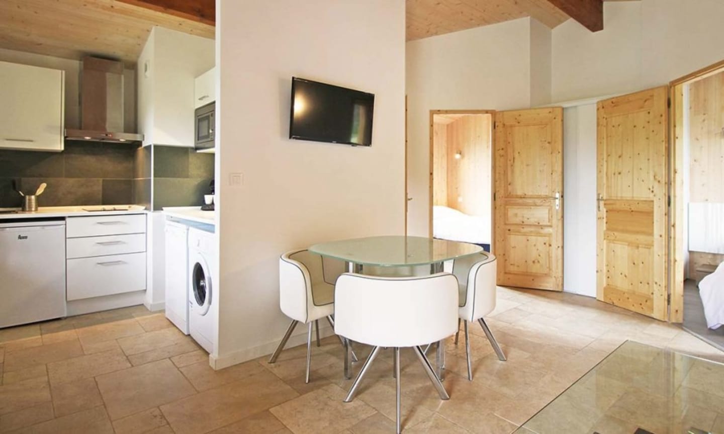 Studio moderne aux Chalets Du Lac avec cuisine, salle à manger, portes en bois et séjour à Clarac
