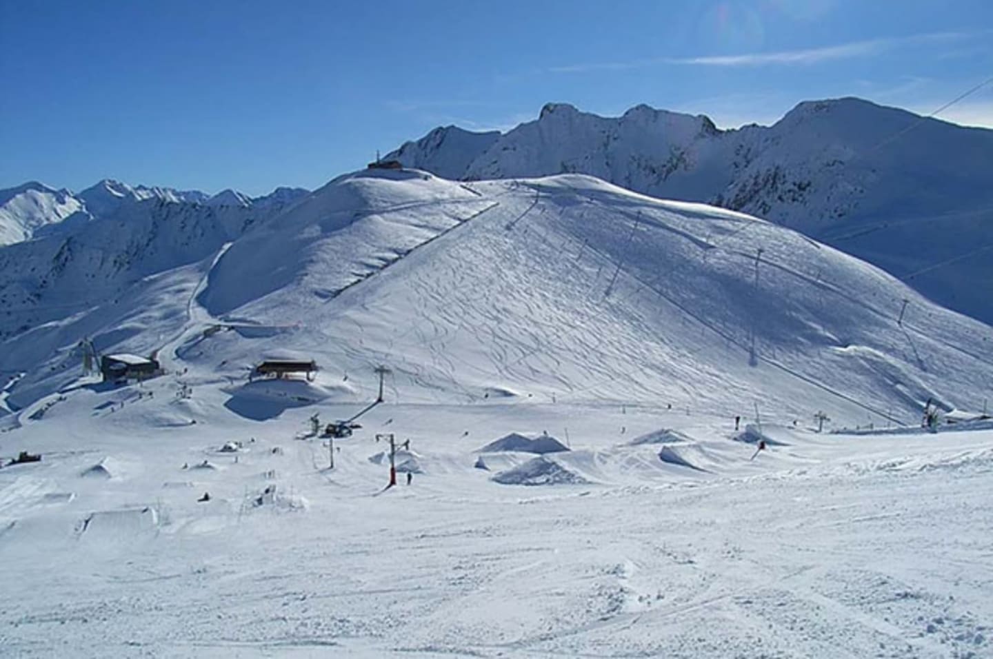 Station de ski alpine enneigée avec remontées mécaniques et montagnes enneigées près des Chalets Du Lac de Montréjeau à Clarac, France