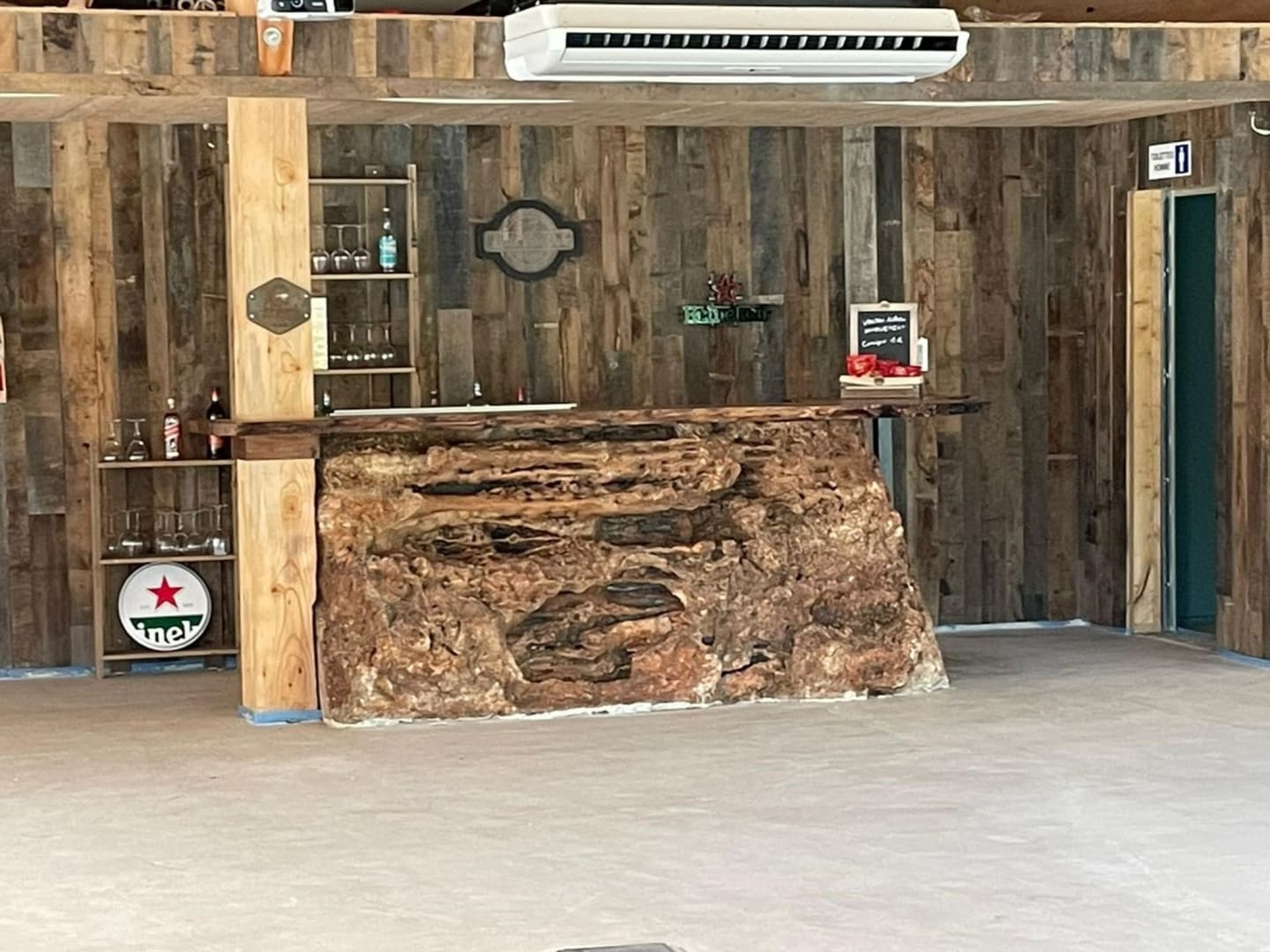 Bar en pierre naturelle de la salle d'événementiel de l'hôtel des Chalets de Montréjeau