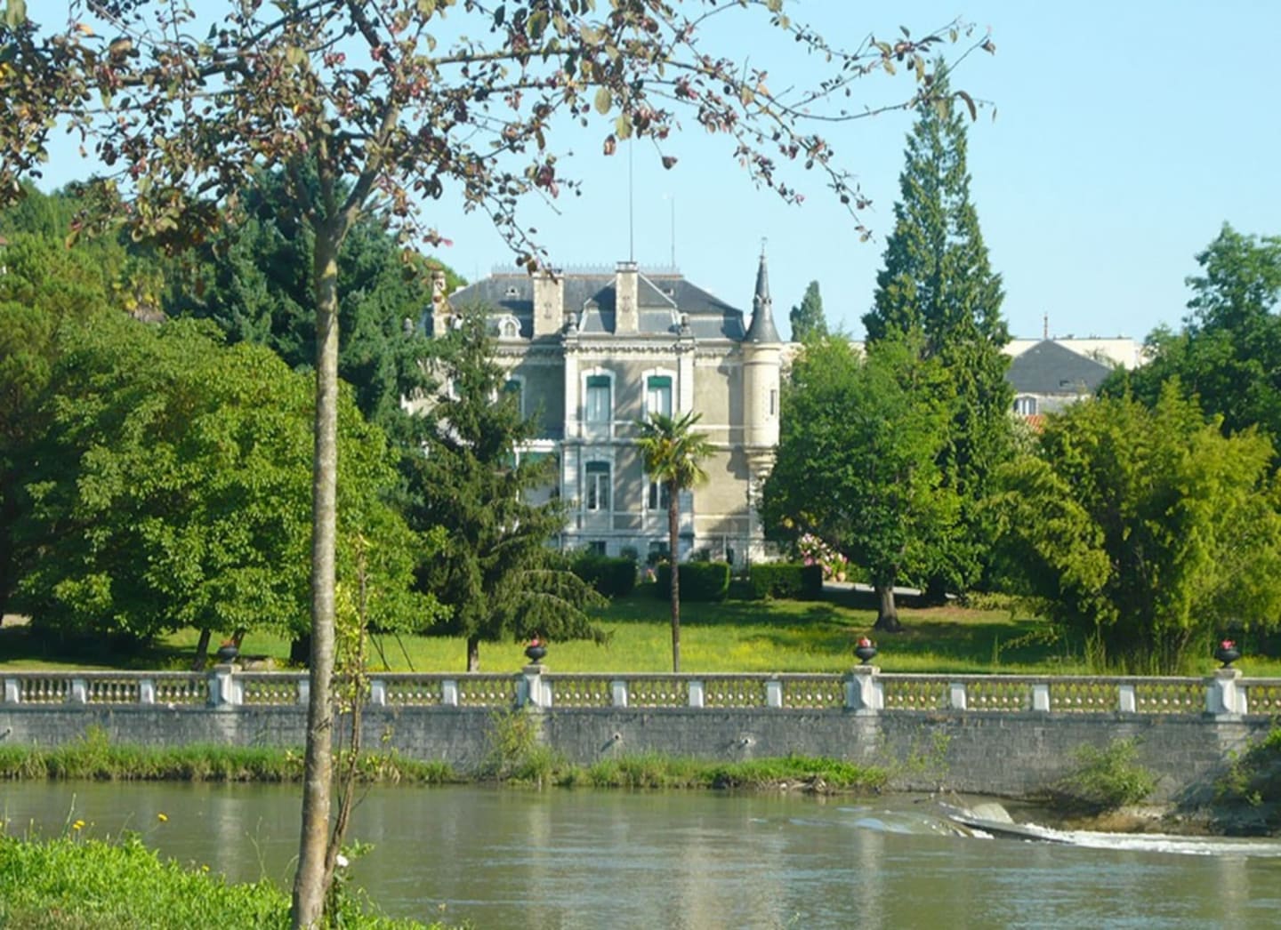 Hermosa mansión del siglo XIX con parque arbolado a orillas del agua en Montréjeau, Clarac