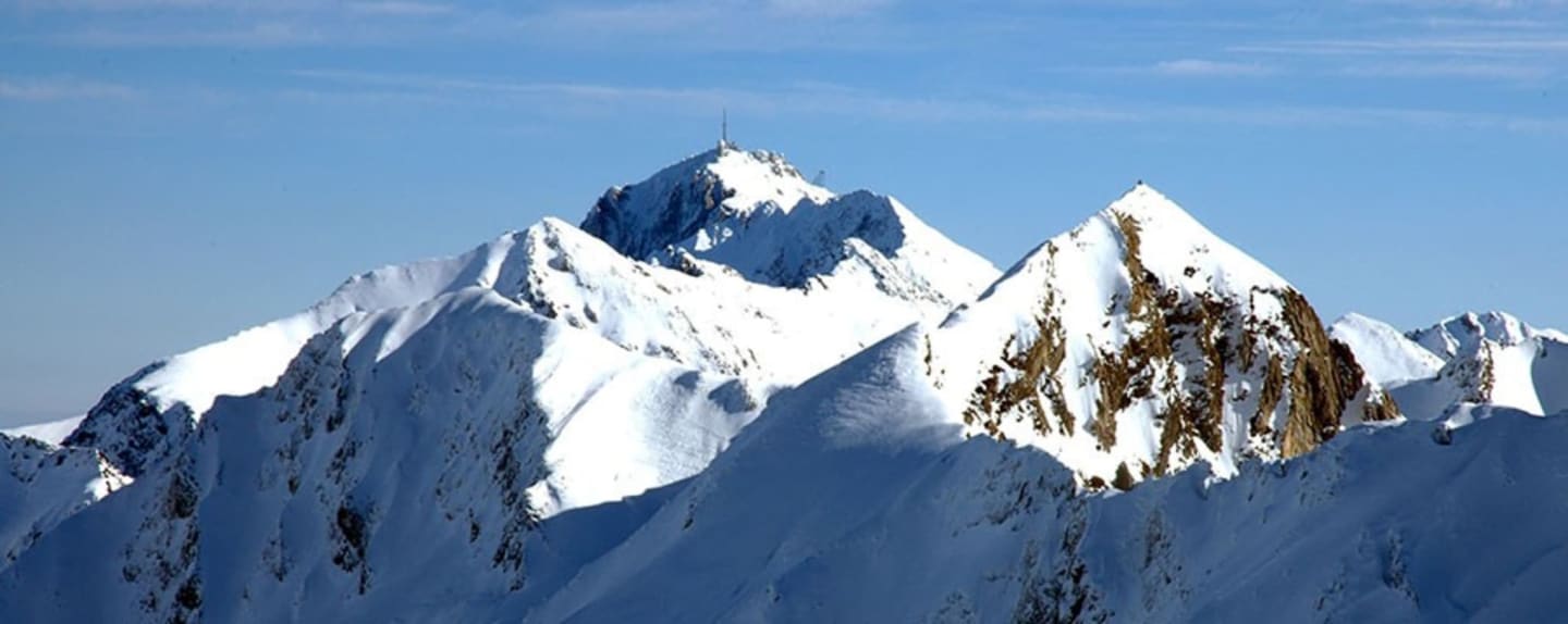 Sommets alpins enneigés près des Chalets Du Lac, Clarac, Pyrénées françaises
