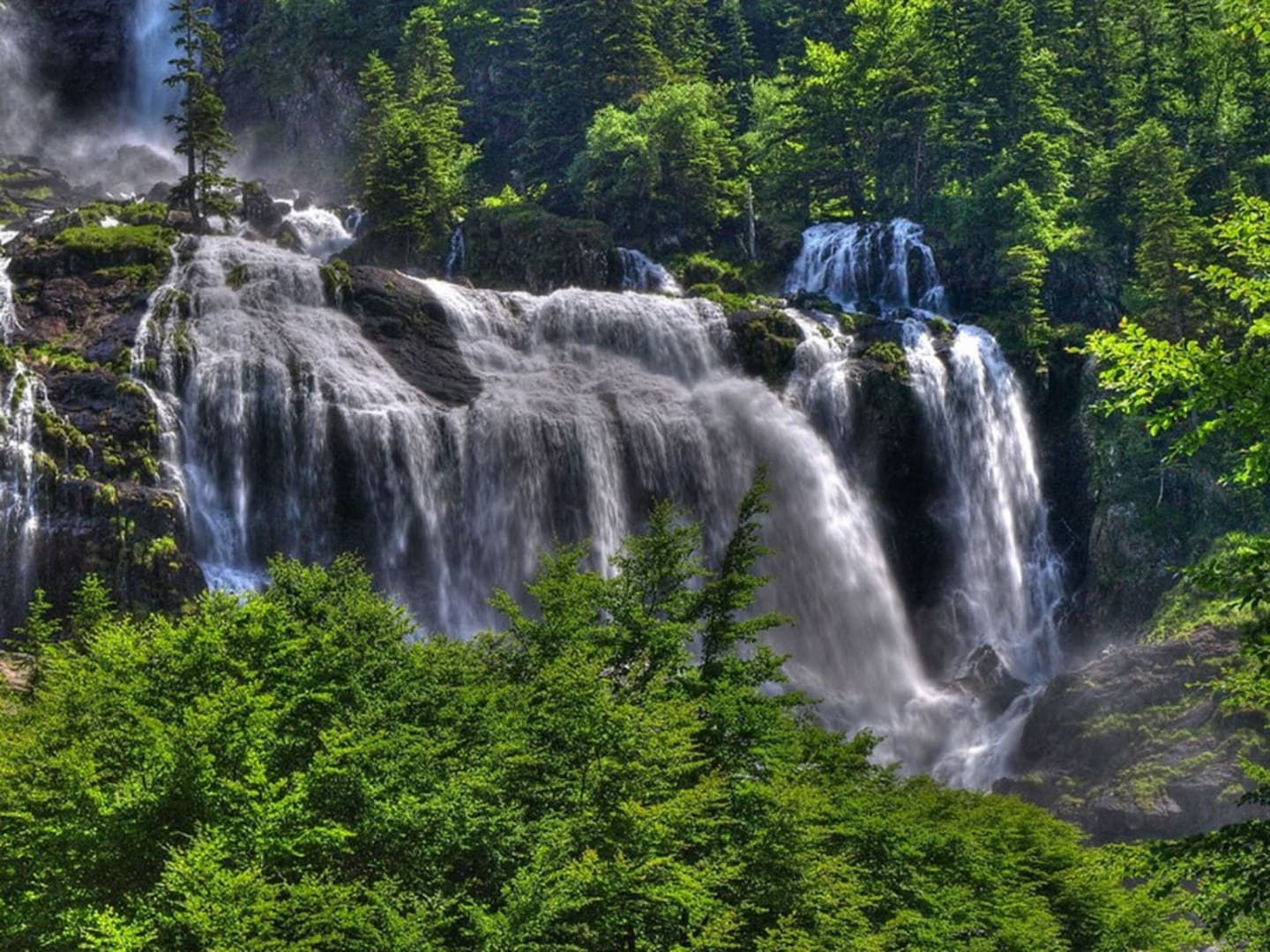 Cascade majestueuse entourée de forêt verdoyante près des Chalets Du Lac De Montréjeau à Clarac, France