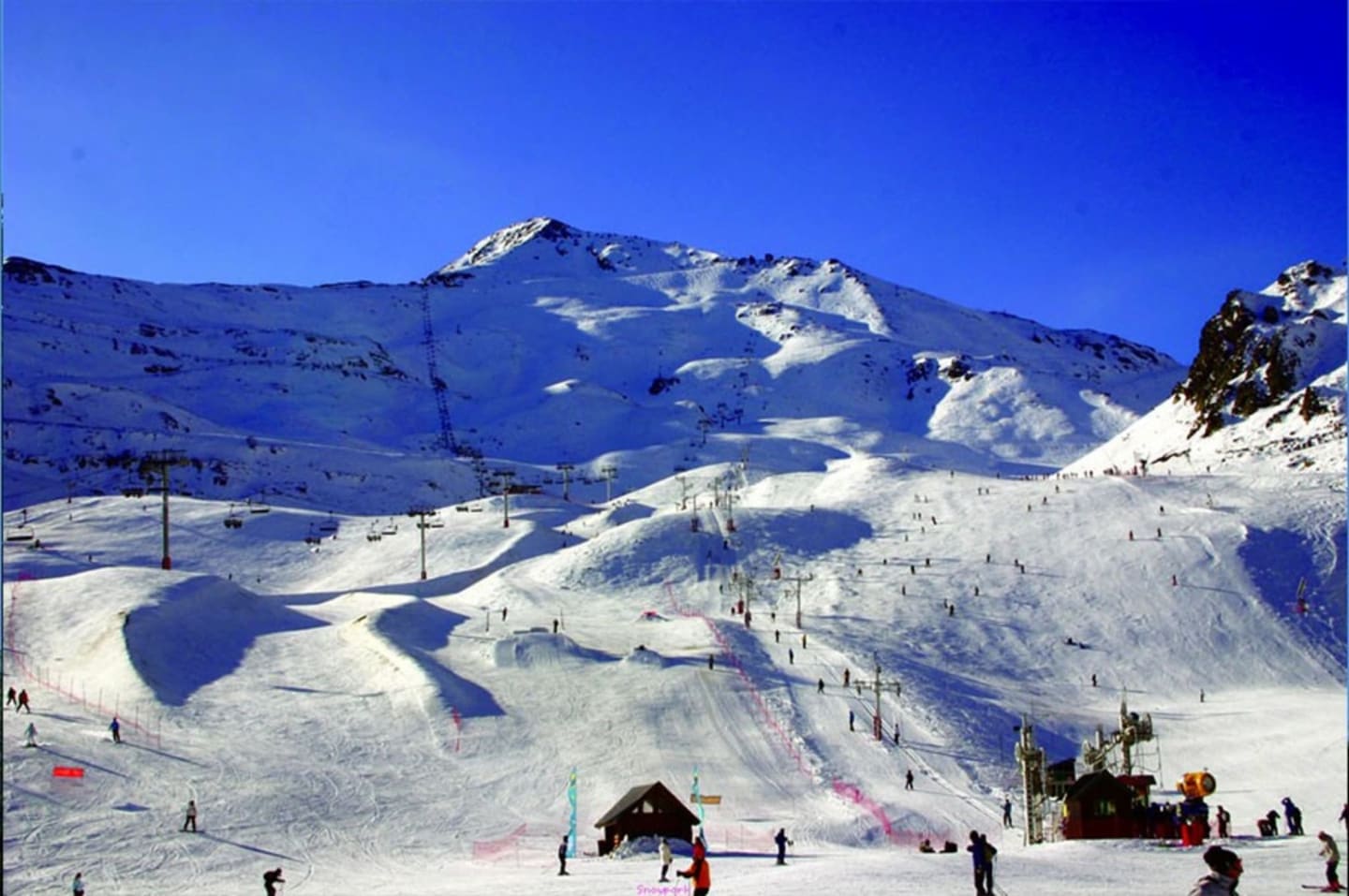 Pistes de ski enneigées avec remontées mécaniques et chalets près de Clarac, France