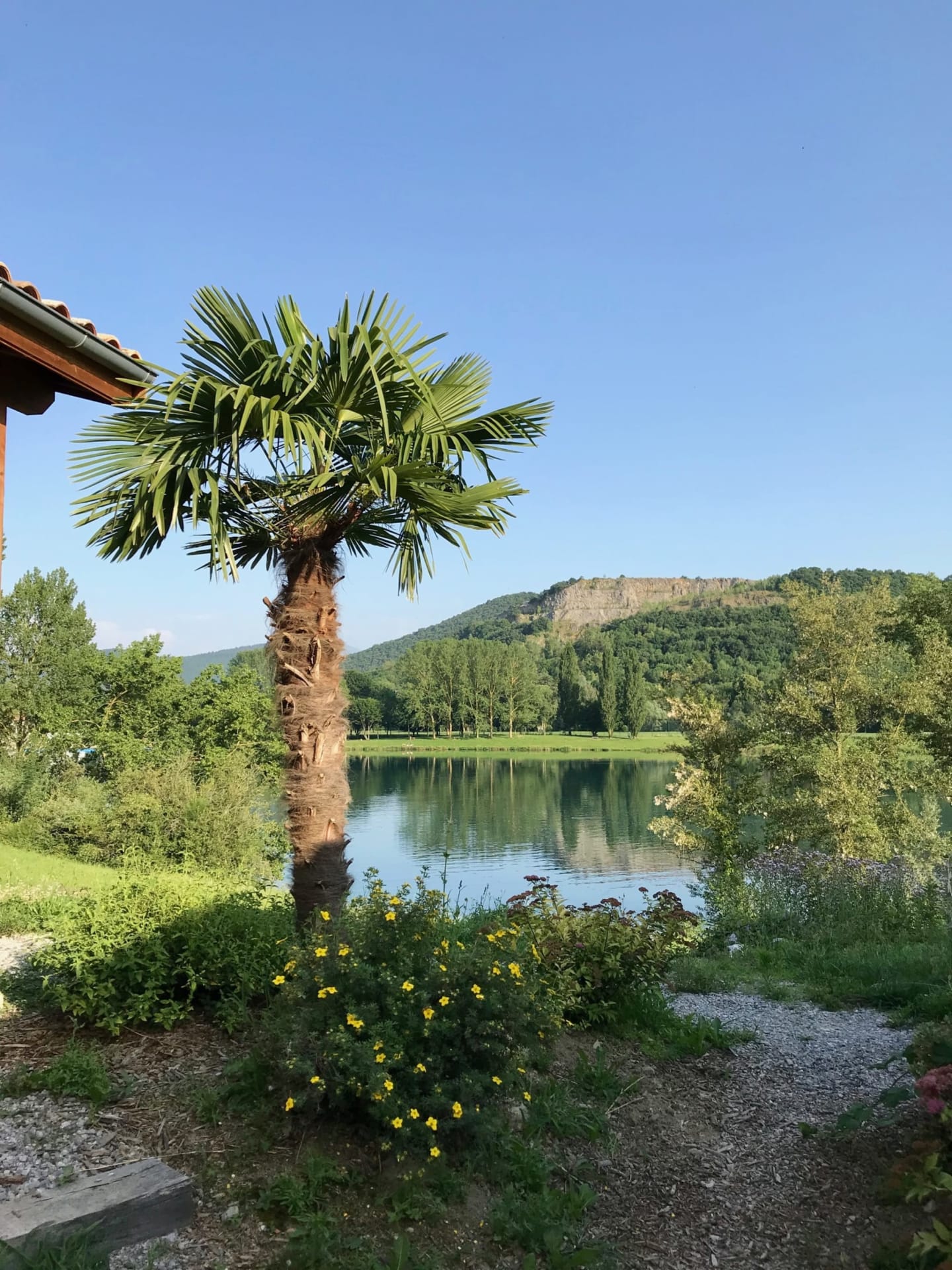 Vu sur le Lac de Montréjeau et sur les Pyrénées depuis la terrasse des Chalets de Montréjeau