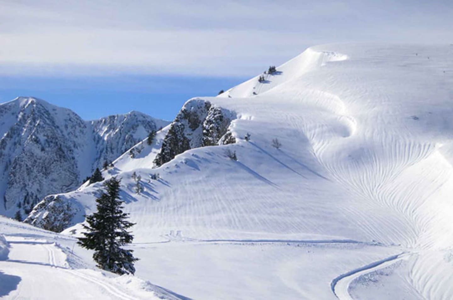 Pics alpins enneigés et pistes de ski près des Chalets Du Lac De Montréjeau à Clarac, France