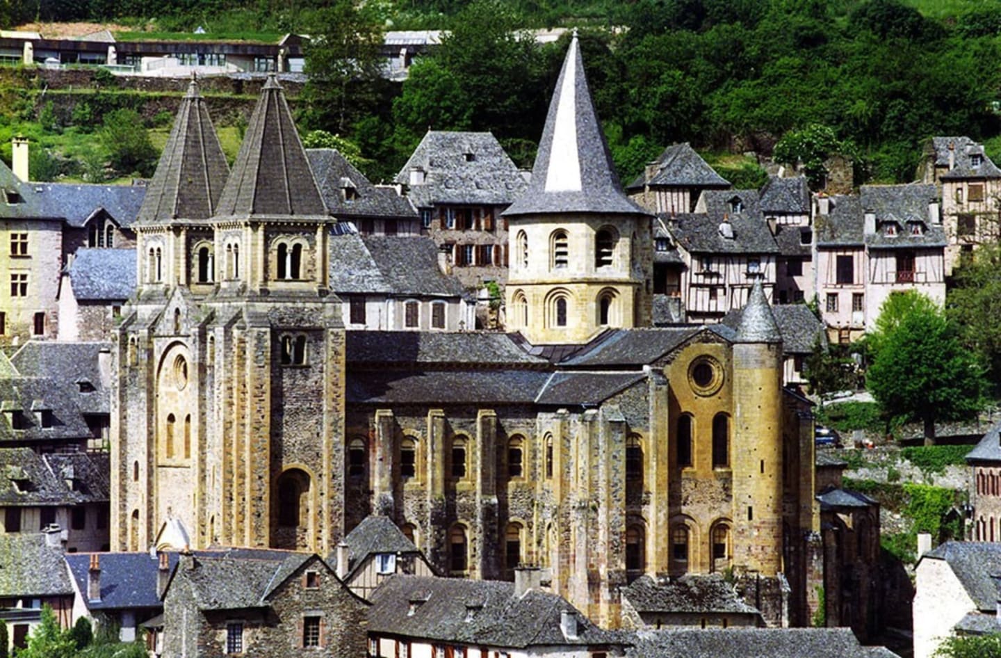 Église médiévale aux deux clochers à Clarac, France, près de l'hôtel Les Chalets Du Lac De Montréjeau