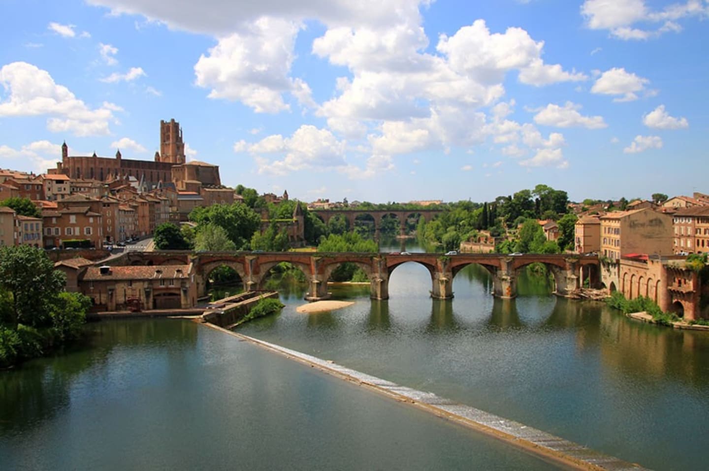Pont médiéval enjambant la rivière avec cathédrale et bâtiments en terre cuite à Albi, France