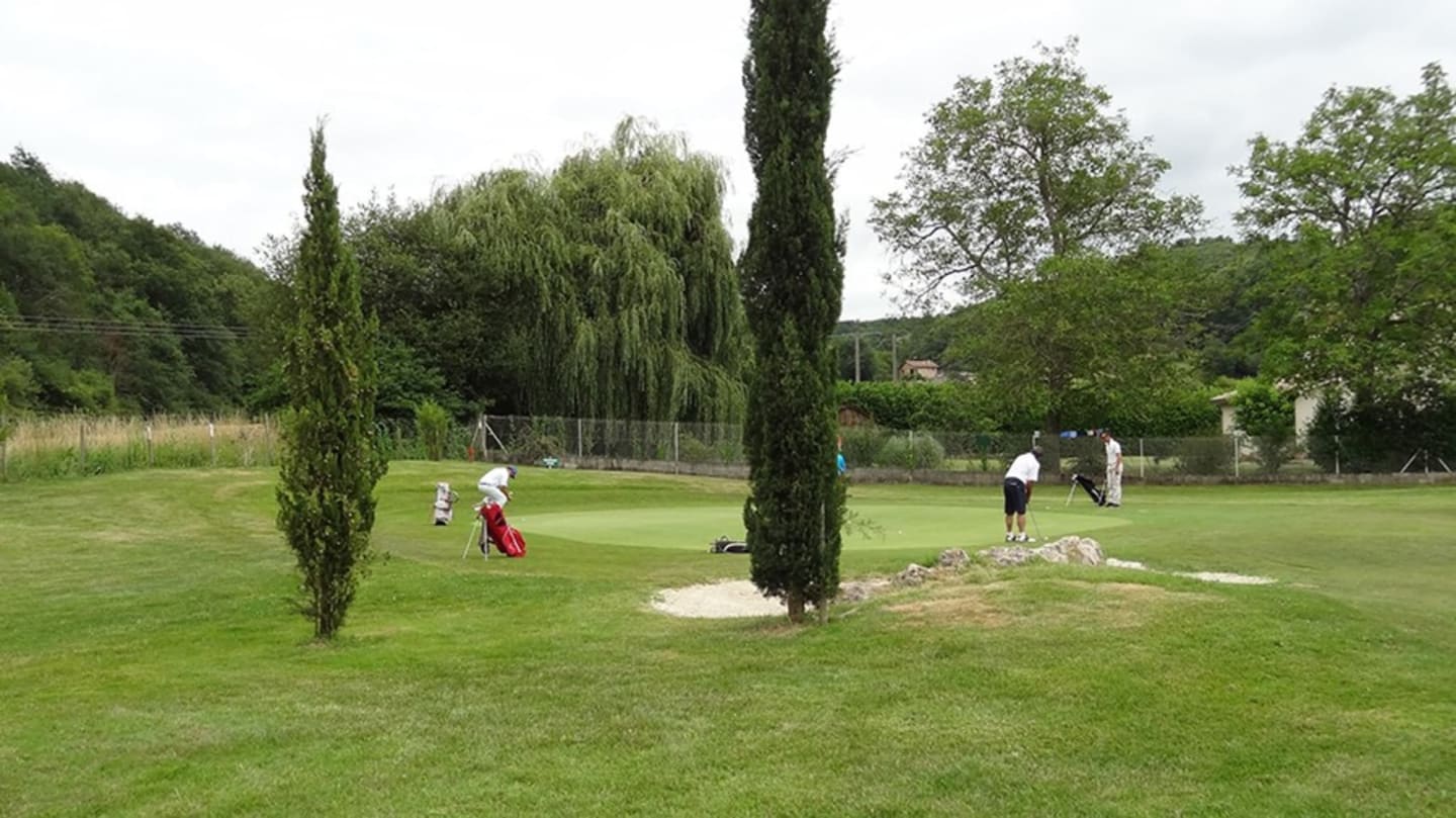 Guests playing mini golf on manicured lawn at Les Chalets Du Lac De Montréjeau in Clarac
