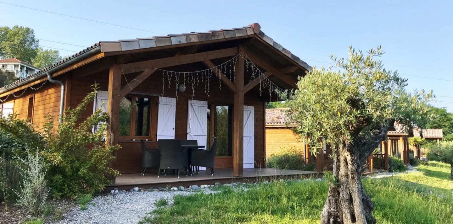 Chalet rustique en bois avec véranda couverte aux Chalets Du Lac De Montréjeau à Clarac, France
