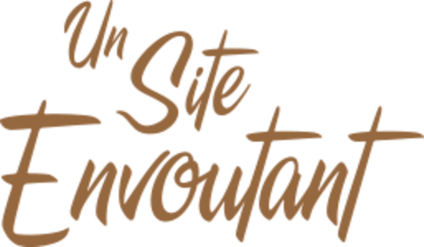 Logo en écriture élégante « Un Site Envoûtant » pour Les Chalets Du Lac De Montréjeau à Clarac, France