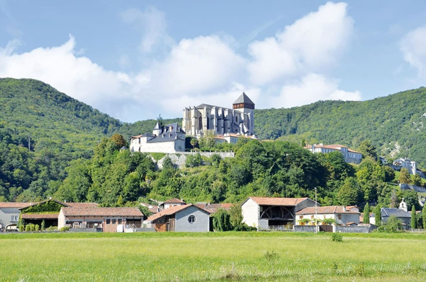 Château médiéval dominant le village de campagne près des Chalets Du Lac De Montréjeau à Clarac, France