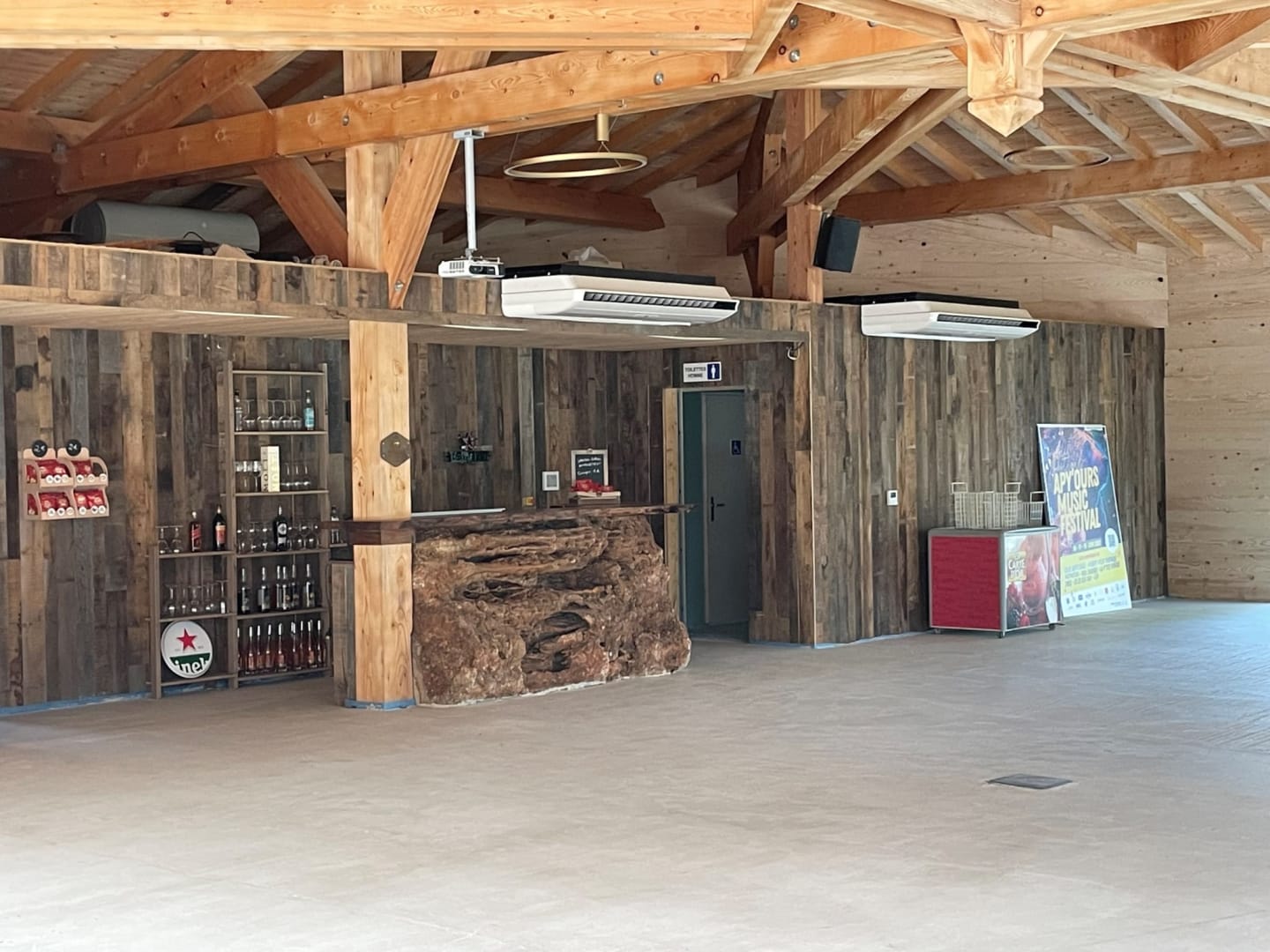 Intérieur rustique aux Chalets Du Lac, Clarac avec poutres apparentes, réception et cave à vin.
