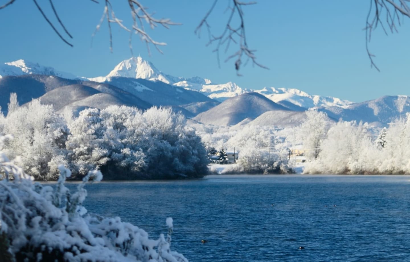 Lac de Montréjeau et les Pyrénées enneigées 