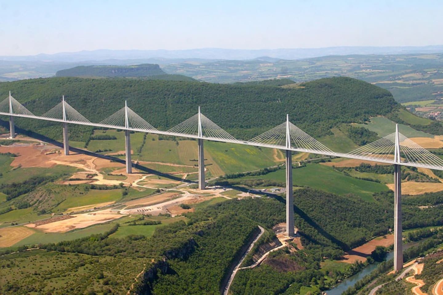 Vue aérienne du Viaduc de Millau enjambant les vallées forestières près de Clarac, France