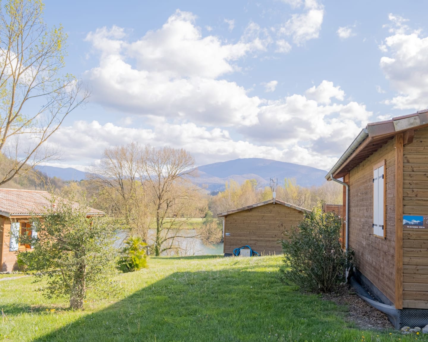 Chalets en bois avec vue sur les montagnes aux Chalets Du Lac De Montréjeau à Clarac, France