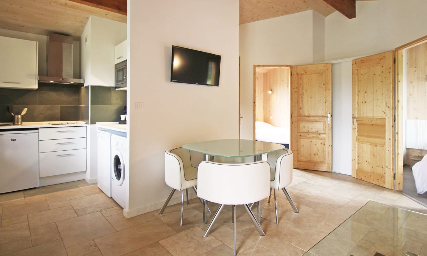 Vue panoramique de l'espace de vie des Chalets de Montréjeau avec sa cuisine et sa table à manger