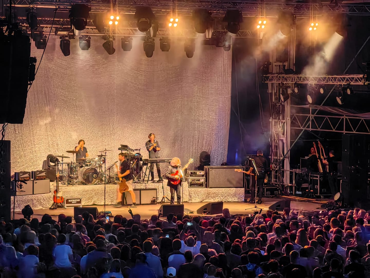 Groupe en direct sur scène devant le public au venue Les Chalets Du Lac De Montréjeau à Clarac, France