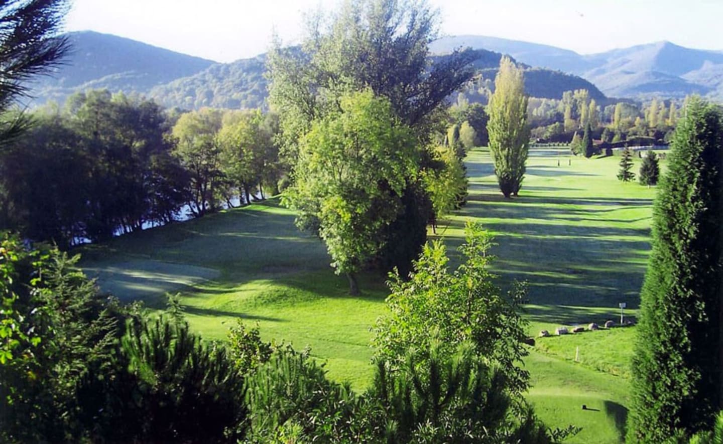 Vue panoramique de la vallée des Chalets Du Lac avec prairies verdoyantes, rivière et montagnes près de Clarac, France