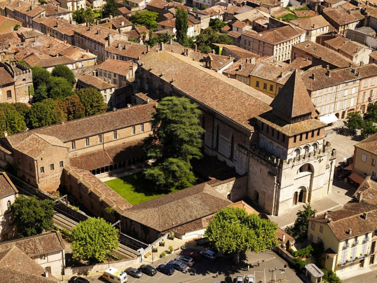 Vue aérienne de la forteresse médiévale historique et de la ville de Clarac, France avec toits en terre cuite