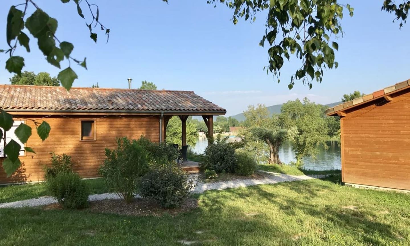 Chalet en bois aux Chalets Du Lac De Montréjeau avec vue sur la rivière, Clarac, France