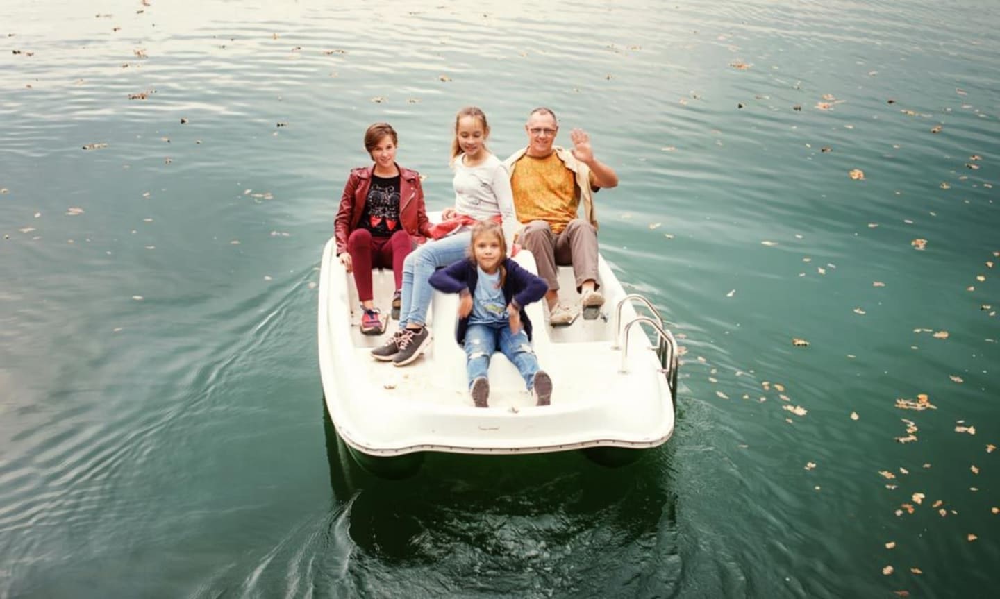 Una familia de cuatro personas disfrutando de un paseo en bote en el lago de Les Chalets Du Lac De Montréjeau en Clarac, Francia