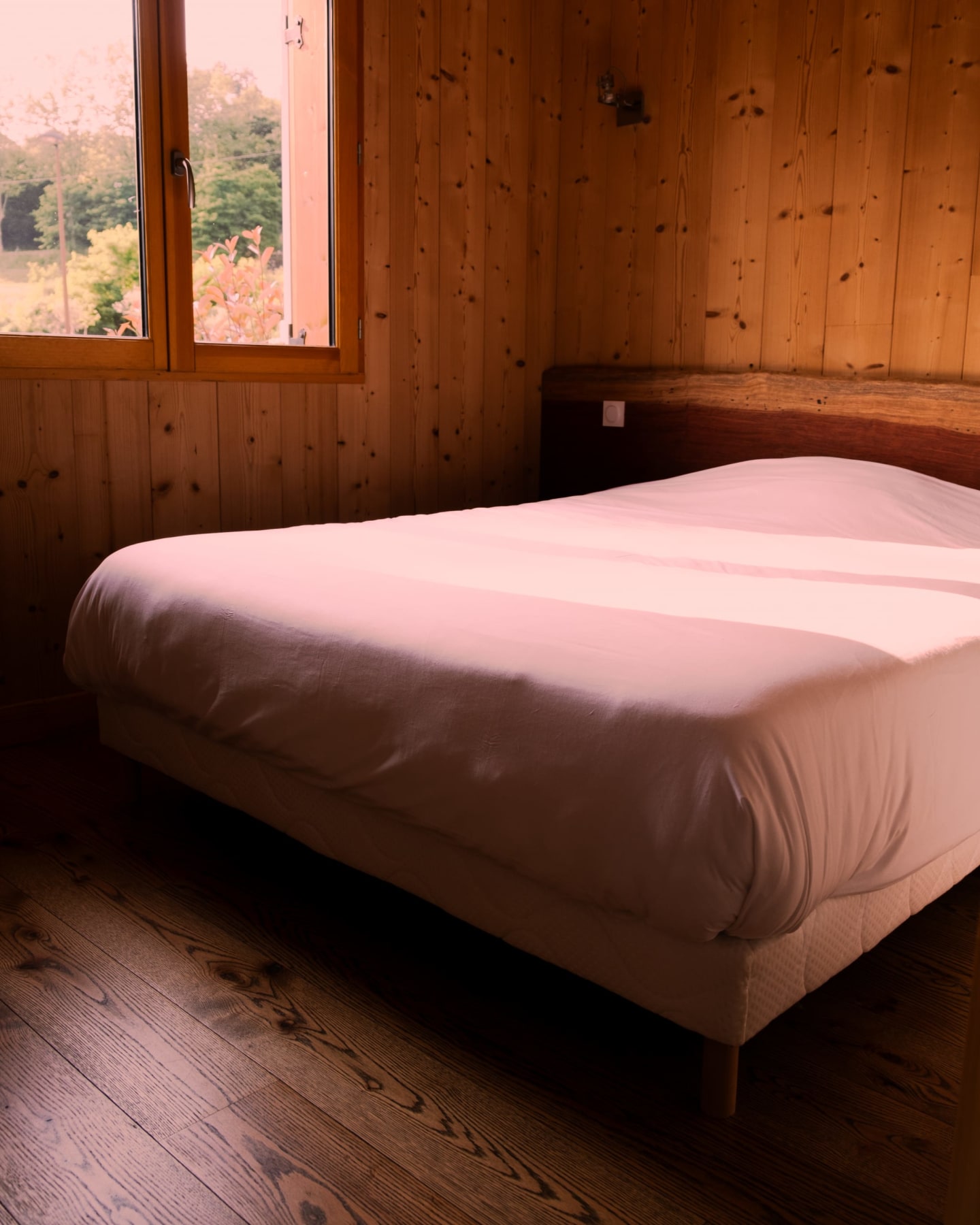 Chambre, bois, lit double, Chalets, Chalets de Montréjeau, Hôtel, Village Vacances