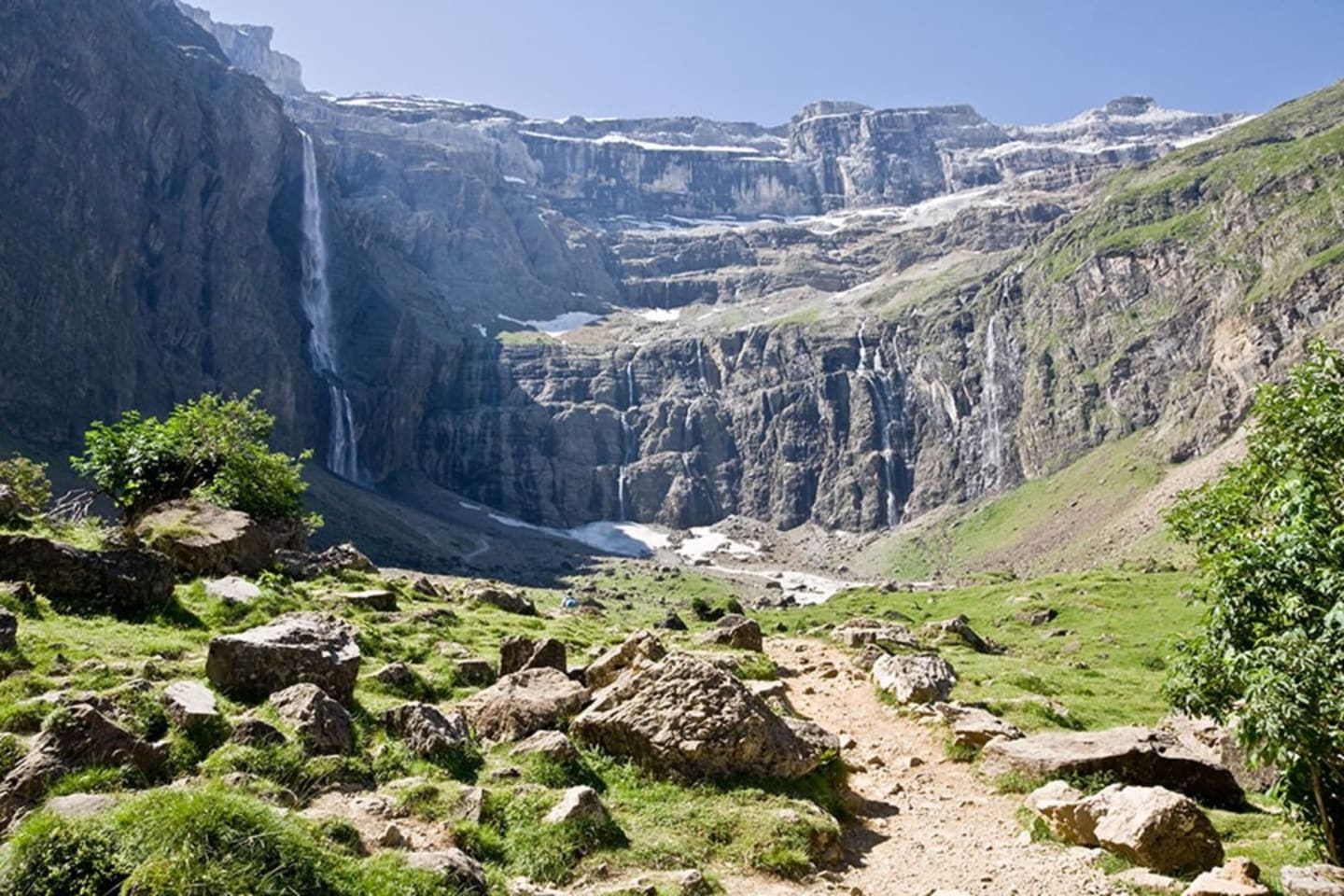 Cascade du Cirque de Gavarnie et amphithéâtre rocheux près des Chalets du Lac de Montréjeau à Clarac