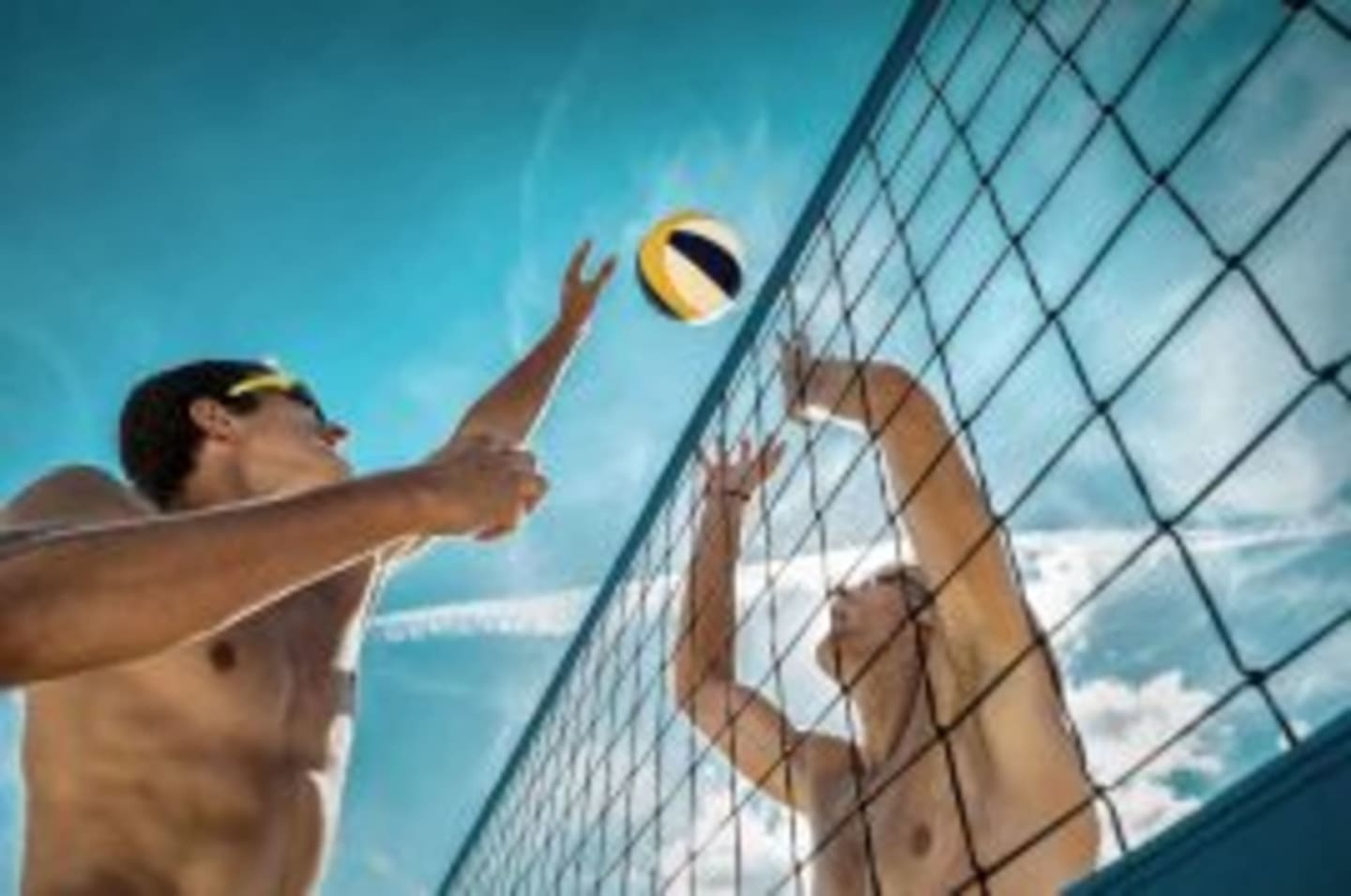 Jugadores de voleibol de playa en la red bajo cielo azul cerca de Les Chalets Du Lac, Clarac Francia