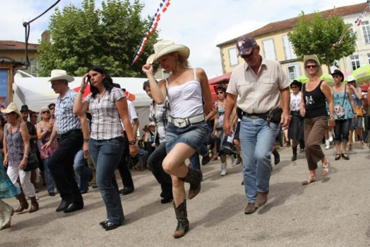 Danseurs en tenue occidentale lors d'une fête en plein air près des Chalets Du Lac, Clarac, France