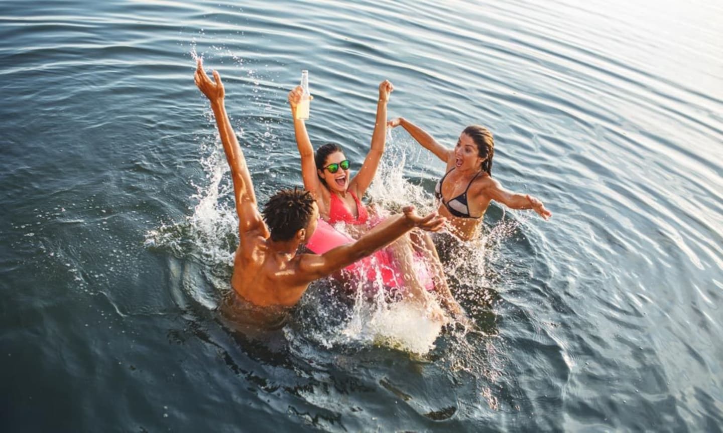 Niños jugando alegremente en el lago de Les Chalets Du Lac De Montréjeau, Clarac