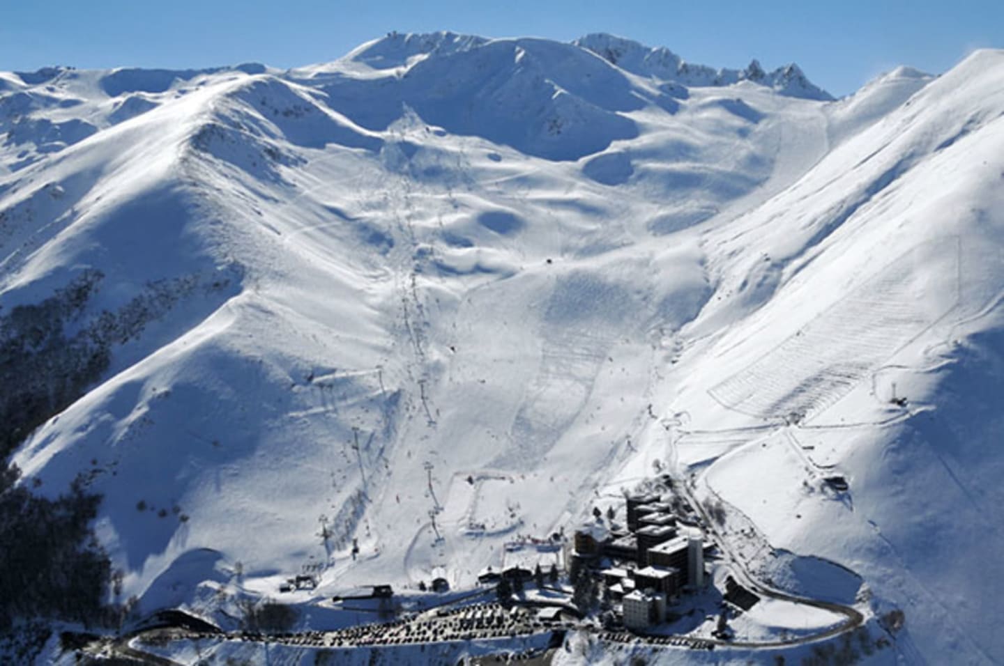 Alpes enneigées avec pistes de ski, remontées mécaniques et chalet de montagne aux Chalets Du Lac, Clarac