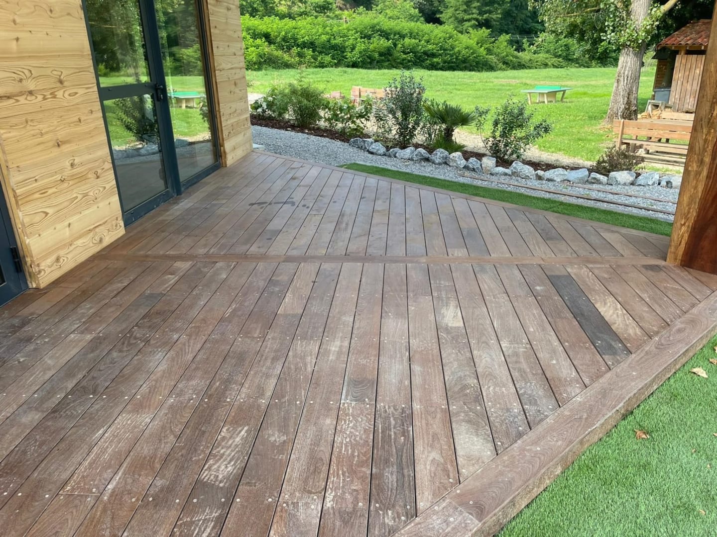Terrasse en bois surplombant le jardin paysager des Chalets Du Lac De Montréjeau, Clarac