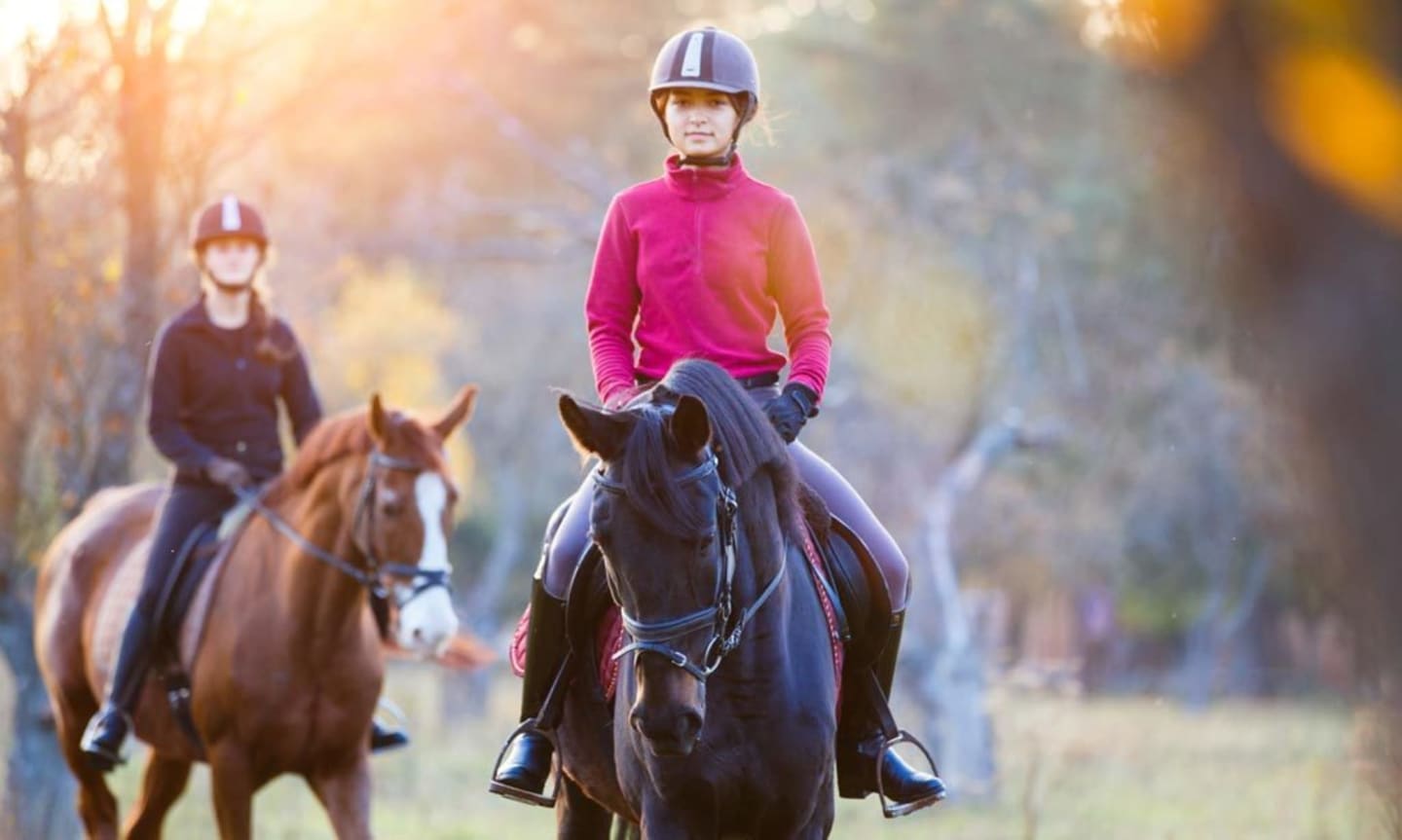 Jóvenes jinetes a caballo al amanecer cerca de Les Chalets Du Lac, Clarac, perfecto para actividades de aventura