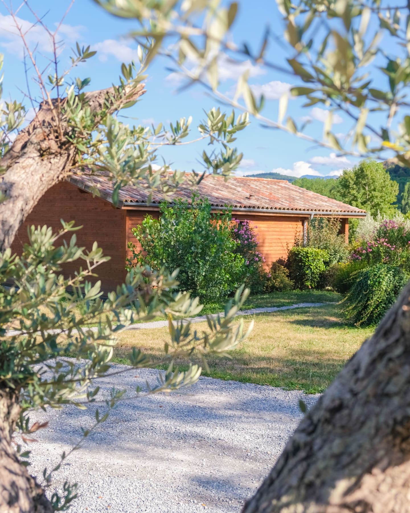 Chalet de Montréjeau de côté au milieu de la verdure